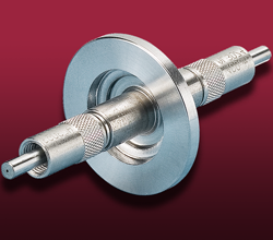 Fiber optic UV/VIS feedthrough on an ISO flange